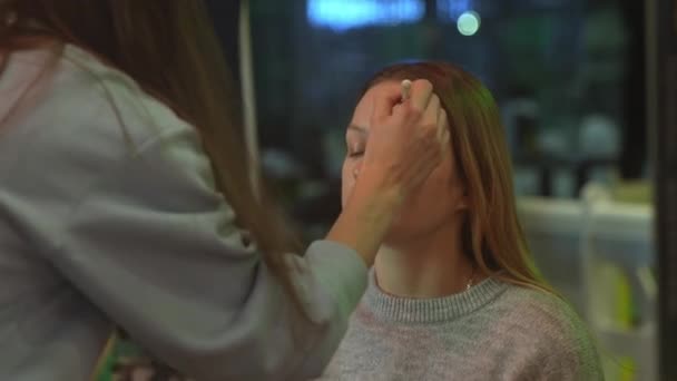 Almaty Kazakhstan Enero 2023 Artista Femenina Maquilla Actriz Rubia Sobre — Vídeo de stock