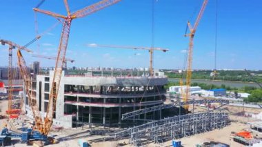 Şehrin kenar mahallelerinde modern spor salonu inşaatı devam ediyor. Stadyumun beton temeli vinçlerin hava manzarası tarafından inşa edilmiştir.