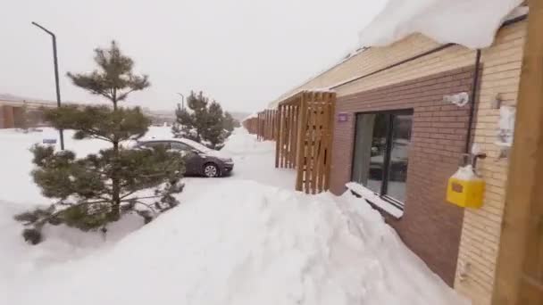 Κατοικίες Συγκρότημα Κατοικίες Χιονισμένες Στέγες Παγωμένο Χειμώνα Αρχοντικά Αυτοκίνητα Και — Αρχείο Βίντεο