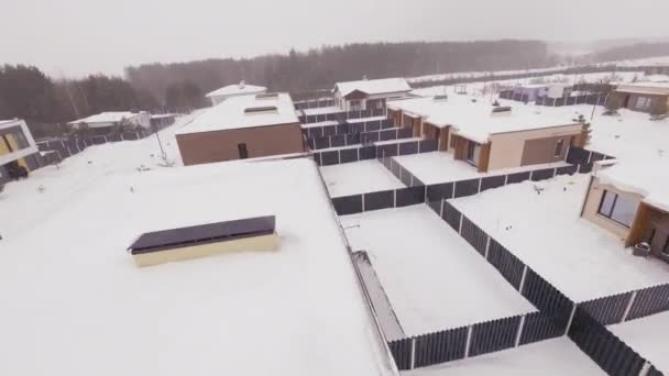 Ferienhaus Wohngebiet Mit Dächern Mit Schnee Kaltem Winterwetter Bedeckt Luxus — Stockvideo