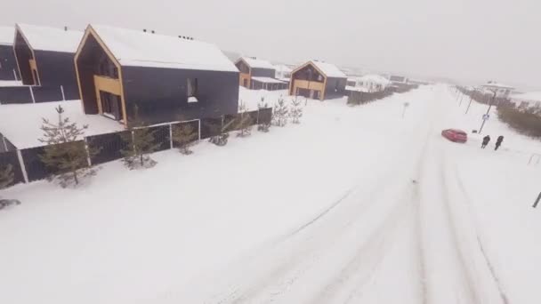 Вхід Комплекс Елітних Котеджних Будинків Великими Шарами Снігу Дахах Сніг — стокове відео