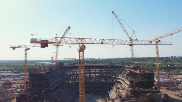 Sárga Épület Daruk Építésére Futball Aréna Tál Nagyvárosban Stadionantenna Nézet — Stock videók