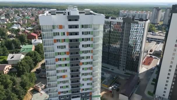 Edificio Apartamentos Varios Pisos Con Elegante Fachada Gran Manzana Ciudad — Vídeos de Stock