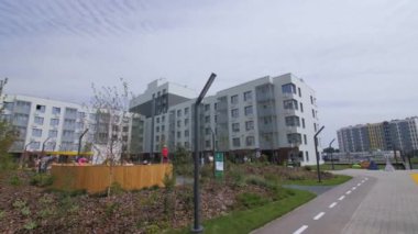 Yaz günü şehir merkezinde çok katlı bir apartman dairesi. Şehirde yaşamak için rahat bir yer.