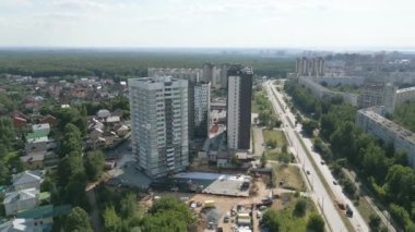 Büyük şehrin semtindeki müstakbel apartman kompleksi yaz günü kuş bakışı görünüyor. Kentsel site geliştirme