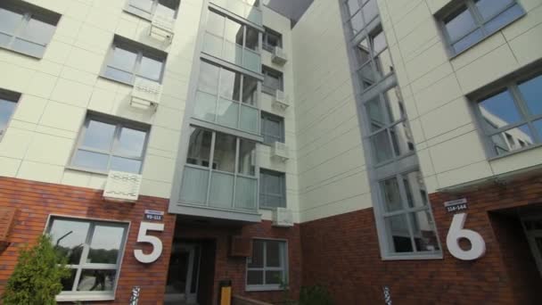 Numbers Facade Multistory Apartment Buildings City Block Low Angle Shot — Vídeos de Stock