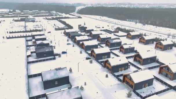 Neat Residential Cottage Buildings Small Village Street Winter Aerial Panorama — Vídeos de Stock