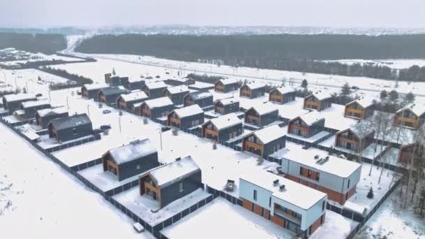 冬の鳥の目のビューで小さな村の通りにヤード付きの住宅コテージの行 郊外の住居地区 — ストック動画