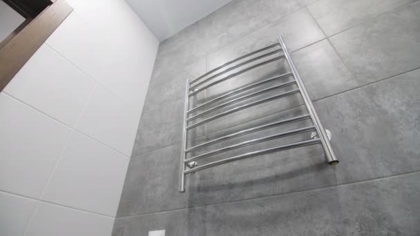 Chrome Towel Dryer Rack Wall Grey Ceramic Tiles Bathroom Close — Stockvideo
