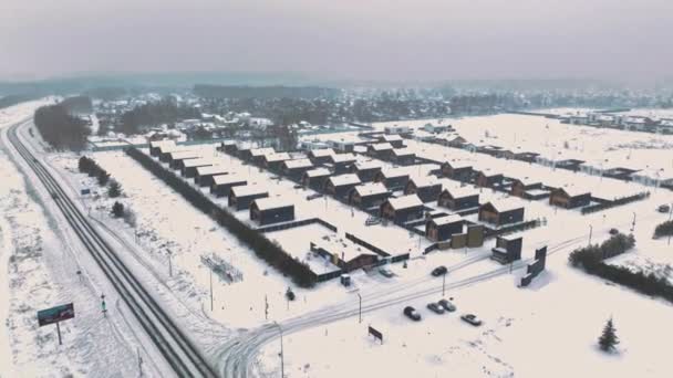 Neues Dorf Mit Stilvollen Einfamilienhäusern Und Verschneiten Straßen Aus Der — Stockvideo