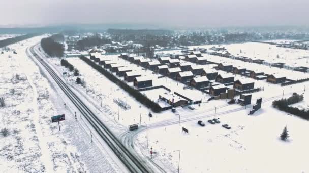 Σύγχρονες Μονοκατοικίες Μπλοκάρουν Χιονισμένους Δρόμους Του Χωριού Πανοραμική Θέα Κατοικημένη — Αρχείο Βίντεο