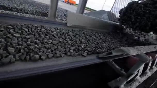 采石场采石场搬运输送带上的碎石矿石近视 用提取的材料操作的粉碎系统 — 图库视频影像