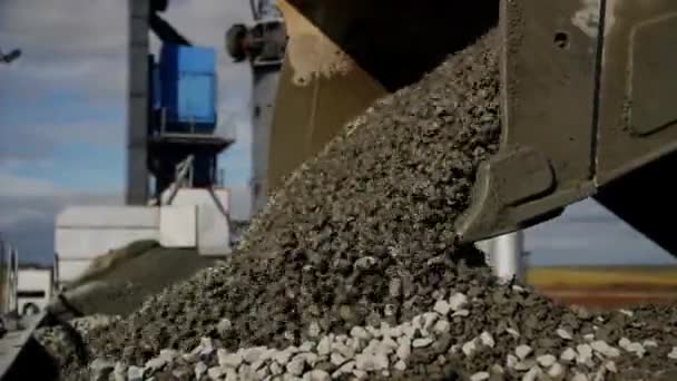 Pouring Gravel Out Excavator Bucket Crushing Tower Mining Quarry Closeup — Vídeo de stock