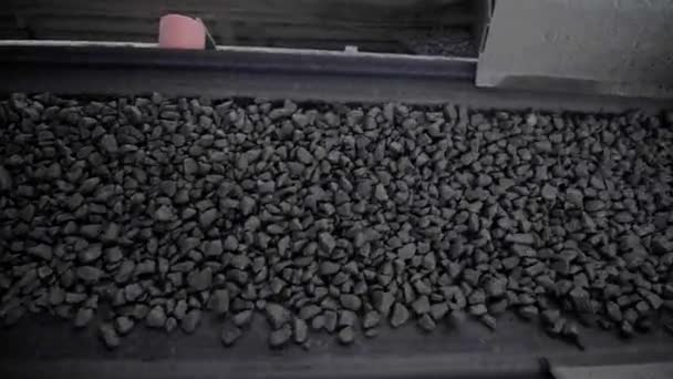 화밀은 컨베이어 벨트에 운반되어 채굴장에서 가까이 수있다 — 비디오