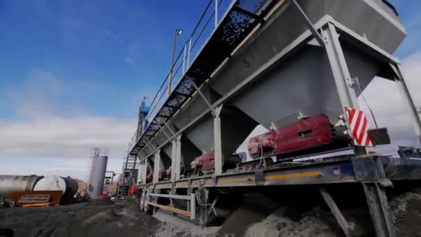Drtící Systém Štěrku Nálevkami Dopravníkovým Pásem Těžebním Lomu Nízkým Úhlem — Stock video