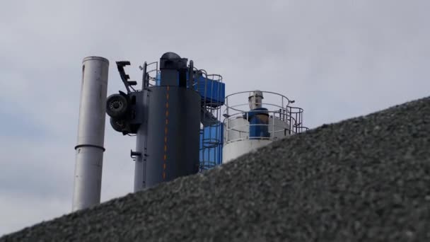 Crushing Tower Chimney Large Gravel Pile Cloudy Sky Rock Processing — Vídeo de stock
