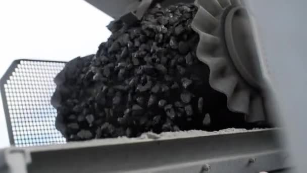 Gravel Jatuh Dari Sabuk Konveyor Yang Bergerak Tambang Ekstraksi Batu — Stok Video