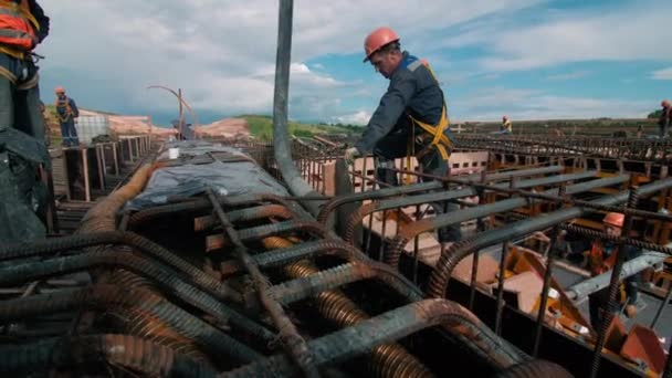 Almatia Kazakhstan Wrzesień 2022 Wykwalifikowani Budowniczowie Współpracują Metalową Siatką Zbrojeniową — Wideo stockowe