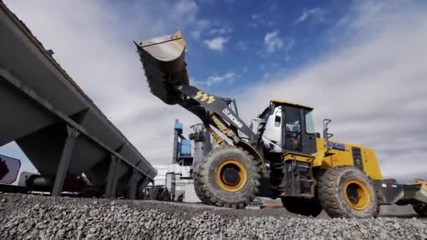 Almaty Kazakhstan Septiembre 2022 Excavadora Con Cucharón Levantado Que Aleja — Vídeo de stock
