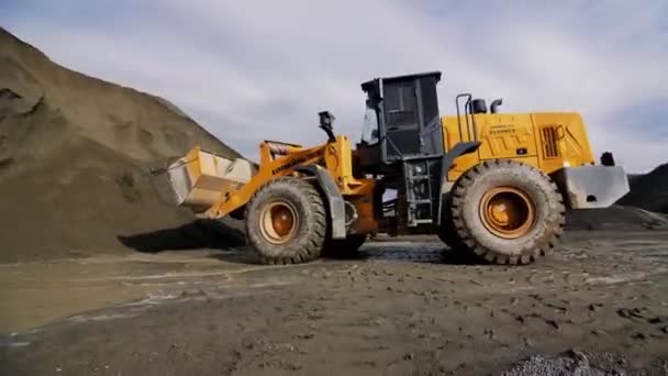 Almaty Kazakhstan 2022年9月8日 后锄式挖泥机用铲斗挖土 并在采石场向后推动岩石破碎系统 2008年9月8日在阿拉木图工作的采石机械 — 图库视频影像