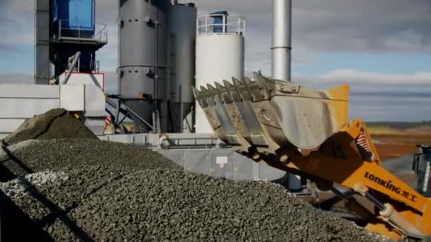 2022 굴착기 퇴적물을 퍼내어 깔때기를 분리하는 알마티에서의 화강암 — 비디오