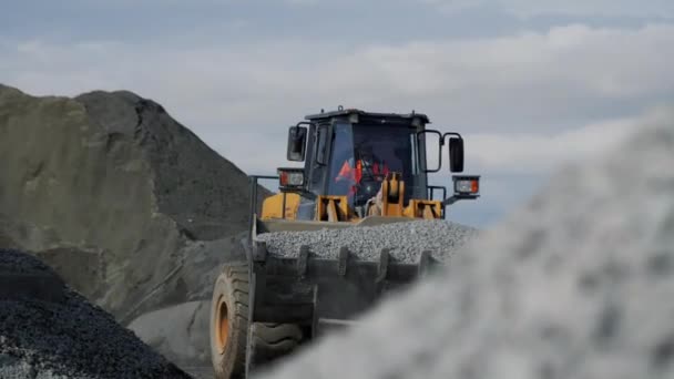 Almaty Kazakhstan Septiembre 2022 Trabajador Conduce Una Retroexcavadora Con Granos — Vídeo de stock