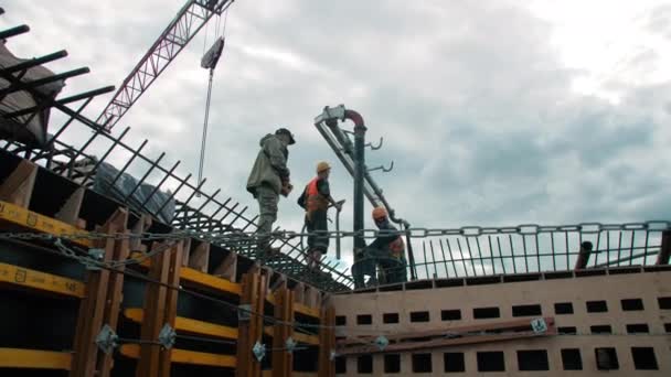Almaty Kazakhstan September 2022 Builders Group Checkups Installed Pipeline Roof — Stock Video