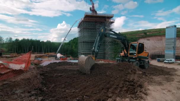 Almaty Kazakhstan September 2022 Excavator Копає Землю Проти Вежі Риштунками — стокове відео