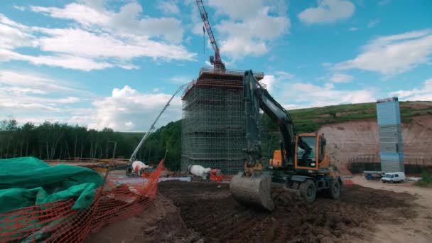 Almaty Kazakhstan Σεπτεμβριου 2022 Εκσκαφέας Σκάβει Χώμα Κοντά Ψηλό Πύργο — Αρχείο Βίντεο