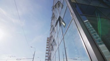 Ofis binası, cam cepheli ve açık pencereli şehir manzaralı. Şehir merkezinin mimari projesi