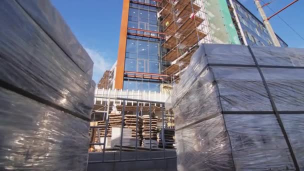 Materiály Připravené Blízkosti Nedokončených Obytných Budov Staveništi Detailně Moderní Městský — Stock video