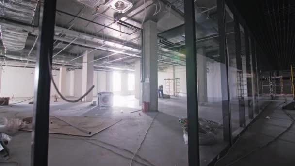 ビジネスセンターの柱やガラス壁との大規模な不完全な同僚 建設機械設置会社の将来事務所 — ストック動画
