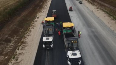 ALMATY, KAZAKHSTAN - 17 Şubat 2023: Güçlü makineler kırsal hava görüşünde yeni bir otoyol açıyor. 17 Şubat 'ta Almaty' de modern teknolojili kırsal yol inşaatı