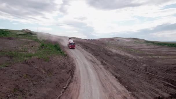 Almaty Kazakhstan 2023年2月17日 農村部の空路の眺めで地上道路に沿って回転ドラムドライブを備えたトランジットミキサー コンクリートトラックは アルマティで2月17日に建材を輸送します — ストック動画