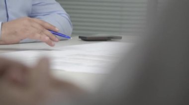 İşadamı inşa etme ve yenilik yaratma projesini araştırıyor. İnşaat projelerinin oluşturulması için profesyonel şirket