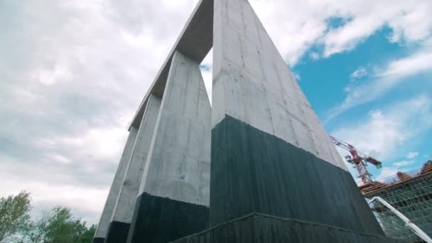 Fertiggestellte Betonpfeiler Der Straßenbrücke Gegen Baustützen Als Autobahnbauwerk Vor Blauem — Stockvideo