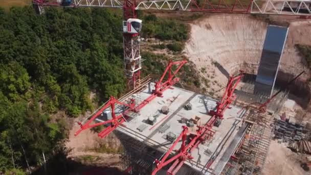 Processo Construção Ponte Rodoviária Pilar Concreto Cercado Por Árvores Guindaste — Vídeo de Stock