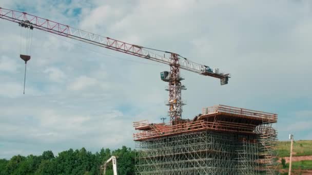 Baukran Rohbau Brückenstütze Umgeben Von Stahlbeschlägen Auf Der Baustelle Prozess — Stockvideo