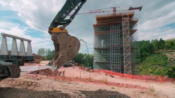 Grand Godet Excavatrice Contre Support Pont Routier Dans Les Échafaudages — Video