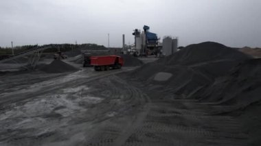 ALMATY, KAZAKHSTAN - 17 Şubat 2023: Kaya ocağı hava manzarasında çakıl taneleri yıkım kuleleri ve devrilen kamyonlar yakınında. 17 Şubat 'ta Almaty' de madencilik çağdaş teknolojisi