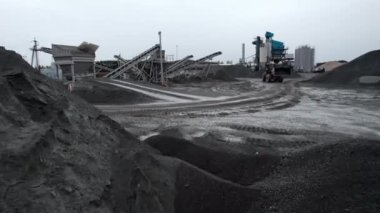 ALMATY, KAZAKHSTAN - 17 Şubat 2023: büyük çakıl yığınları ve taş ocağı hava görüşünde kazıcı kepçeler. 17 Şubat 'ta Almaty' deki çukurda yeraltı mevduat çıkarma teknolojisi