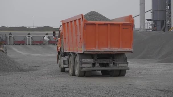 Almaty Kazakhstan Februari 2023 Dump Truck Graafmachine Rijden Langs Grind — Stockvideo