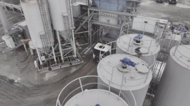 Taş ocağı hava sahasında asfalt yüklü çakıl işleme kulesi ve kamyon. İnşaat malzemeleri üretimi