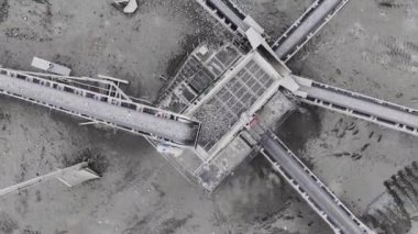 Taşıyıcı taşıyıcıları olan çakıl eziciler maden ocağında maden cevheri taşıyorlar. Yatırımların üretim hattı yükselir ve döner