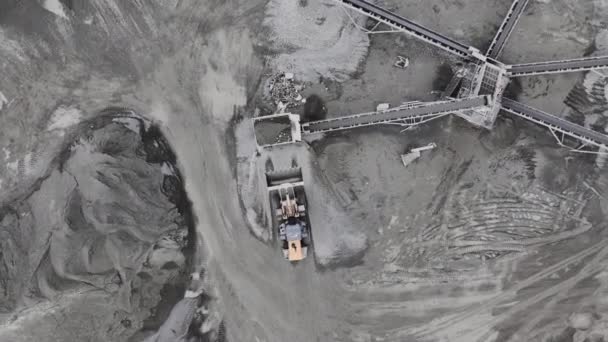 Caminhão Derrama Cascalho Classificador Sistema Transporte Pedreira Mineração Vista Superior — Vídeo de Stock