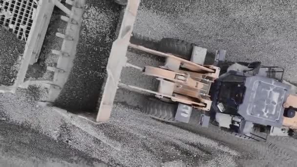 Escavadeira Carrega Granito Classificador Sistema Triturador Pedra Escavação Pedreira Vista — Vídeo de Stock