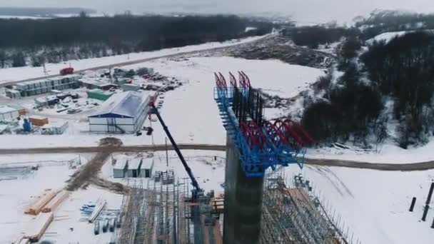 Kışın Havadan Bakıldığında Köprü Inşaatında Metal Çerçeveli Beton Destek Sütunu — Stok video