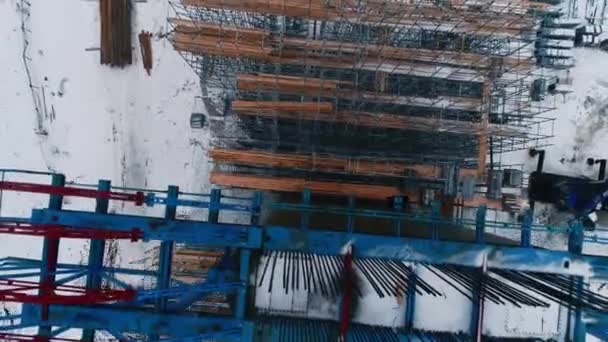 Колона Підтримки Мосту Металевою Тушею Риштуваннями Будівельному Майданчику Зимовий День — стокове відео