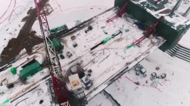 Köprü kısmı ve vinçler karlı vadi hava manzaralı inşaat sahasında. Yol çalışması ve inşaatın çağdaş teknolojisi