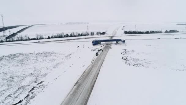 눈덮인 들판의 속에서 고속도로위에 완성되지 겨울철 지역에서 가로지르는 — 비디오